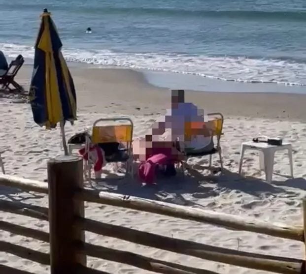 Momento íntimo de casal em praia 