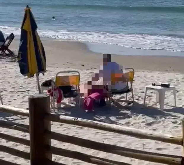 Momento íntimo de casal em praia