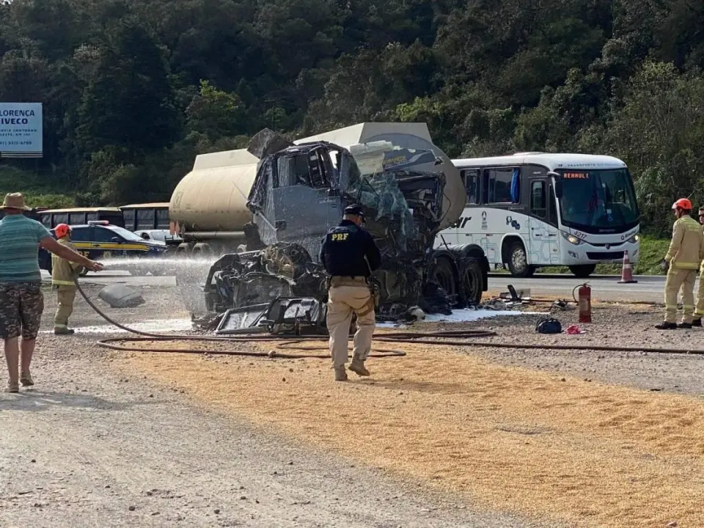 Caminhão sai da pista na BR-277, tomba e motorista morre em acidente, no PR  