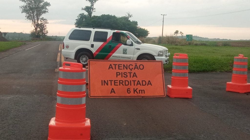 As rodovias PR-554 e PR-323, na região de Maringá, estão totalmente interditadas devido às cheias de rios Andirá e Ivaí.