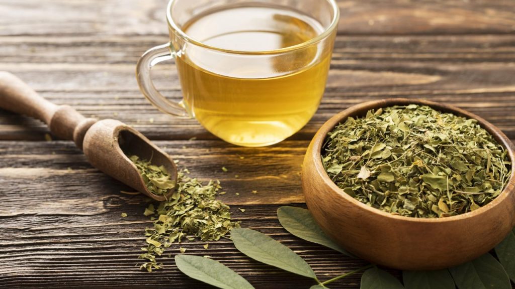 folhas-verdes-e-uma-xicara-de-cha