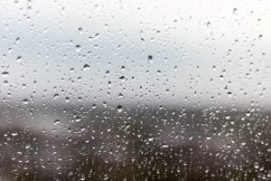 imagem-do-close-up-de-uma-janela-em-um-dia-chuvoso-gotas-de-chuva-rolando-pela-janela