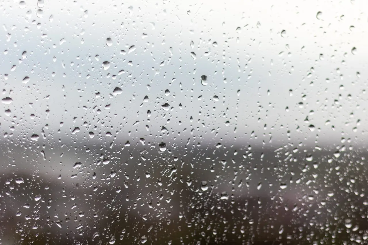 imagem-do-close-up-de-uma-janela-em-um-dia-chuvoso-gotas-de-chuva-rolando-pela-janela