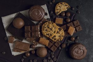 variedade-de-chocolate-e-bolachas