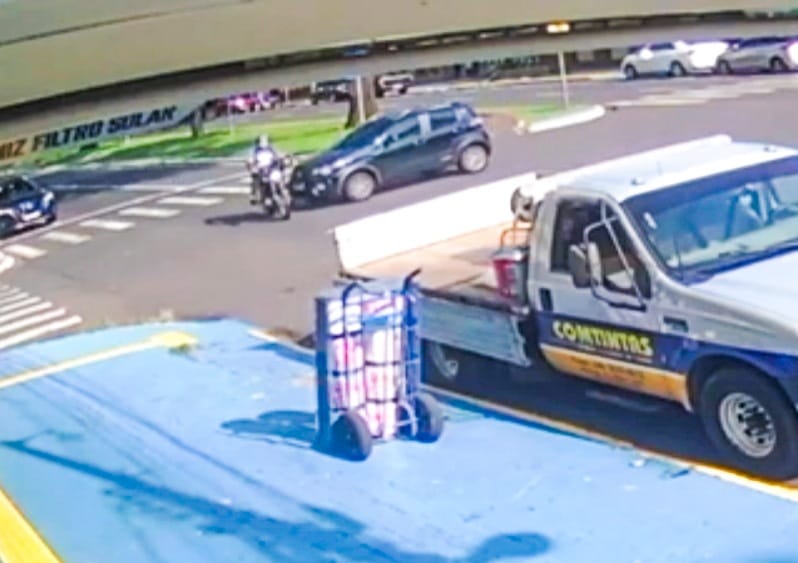 video-mostra-carro-avancando-preferencial-em-maringa