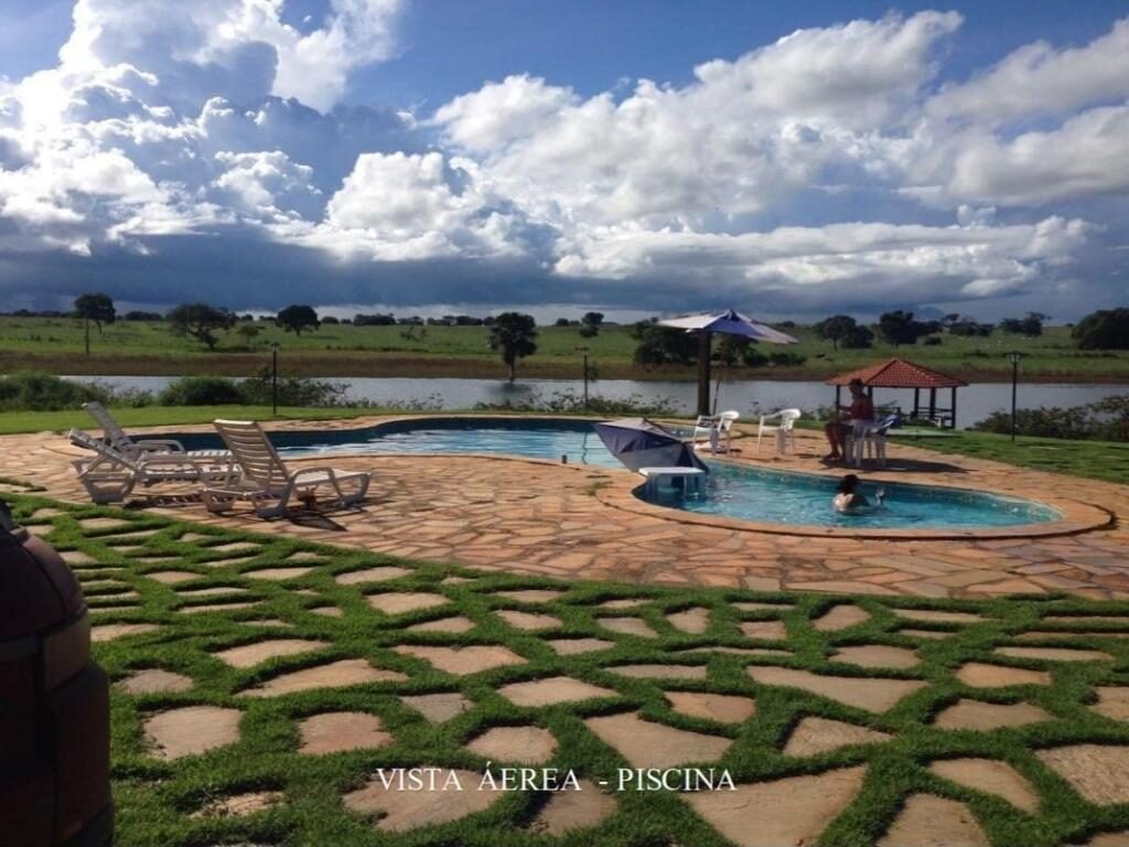 Fazenda de Amado Batista tem piscina