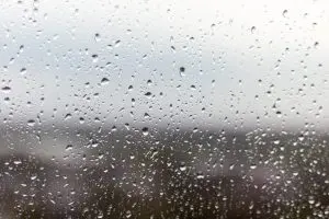 imagem-do-close-up-de-uma-janela-em-um-dia-chuvoso-gotas-de-chuva-rolando-pela-janela