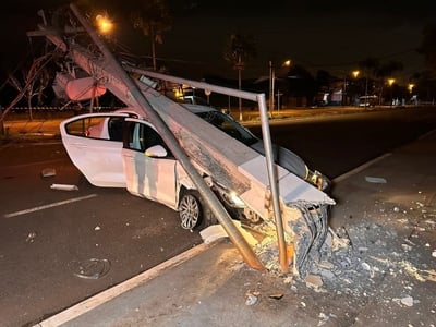 motorista-de-carro-derruba-cinco-postes-em-acidente-em-maringa-e-foge-do-local-sem-prestar-socorro-ao-amigo-que-estava-de-passageiro-3-transformed