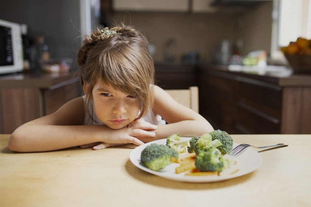 vista-frontal-exigente-menina-recusar-legumes