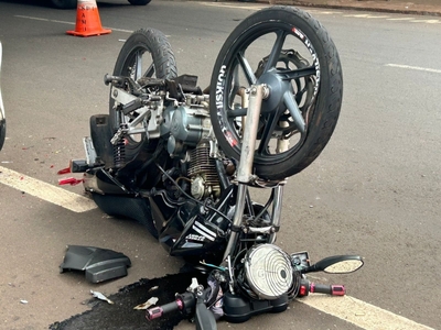 camera-registra-momento-em-que-motociclista-bate-em-carro-e-arremessado-e-cai-apos-passar-por-cima-do-veiculo-em-maringa-transformed