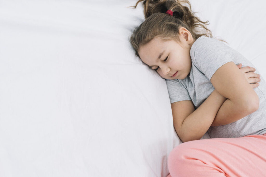 close-up-menina-dormir-branca-cama-dor