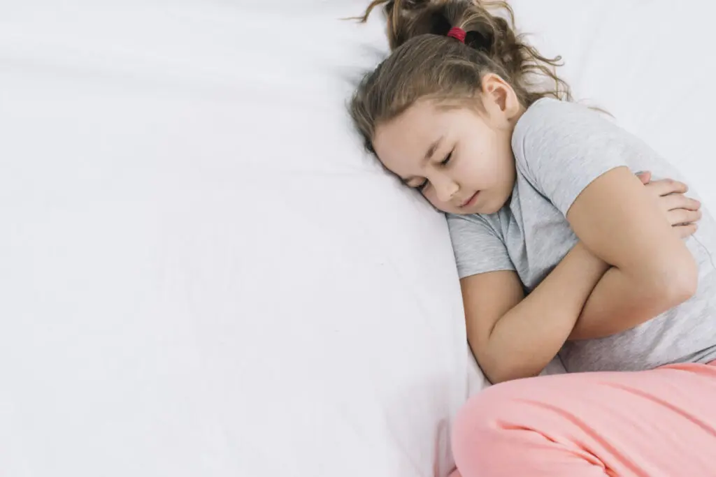 close-up-menina-dormir-branca-cama-dor