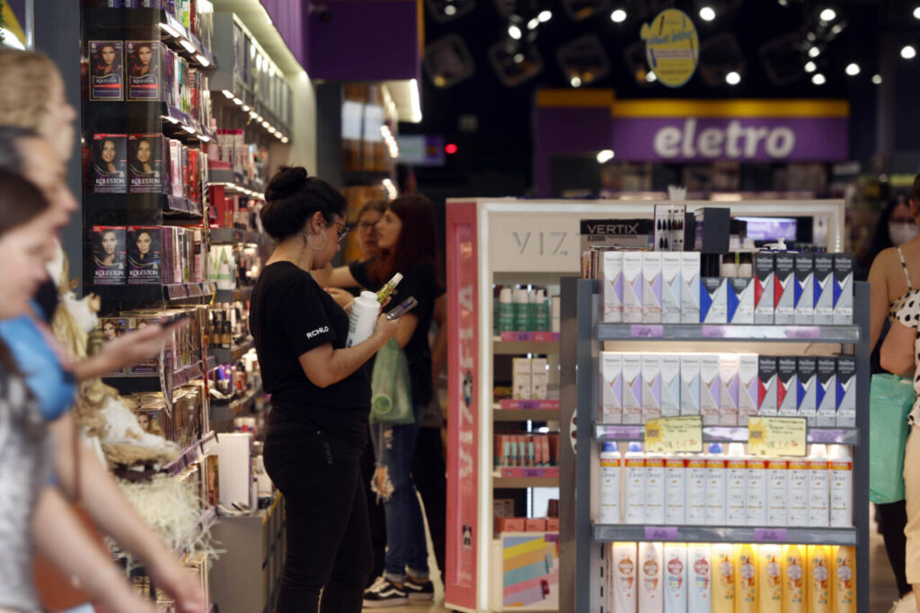 Imagens de movimentação de pessoas nas ruas do centro de curitiba. Movimento no comércio da região central de Curitiba. Vendas aquecidas pelo motivo no natal e copa do mundo.