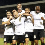 elenco_do_corinthians_sub-20_festejando_o_gol_dpst