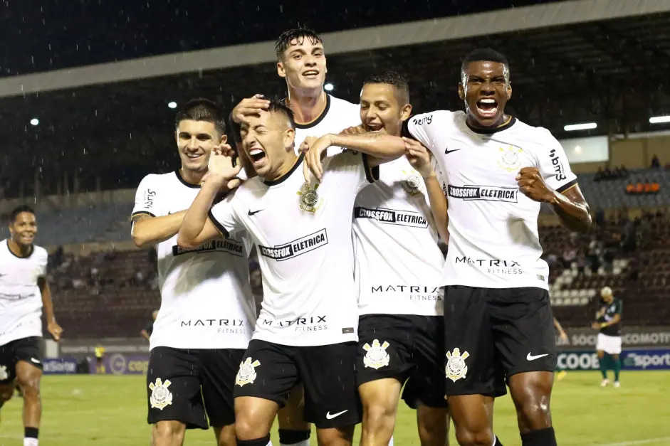 elenco_do_corinthians_sub-20_festejando_o_gol_dpst