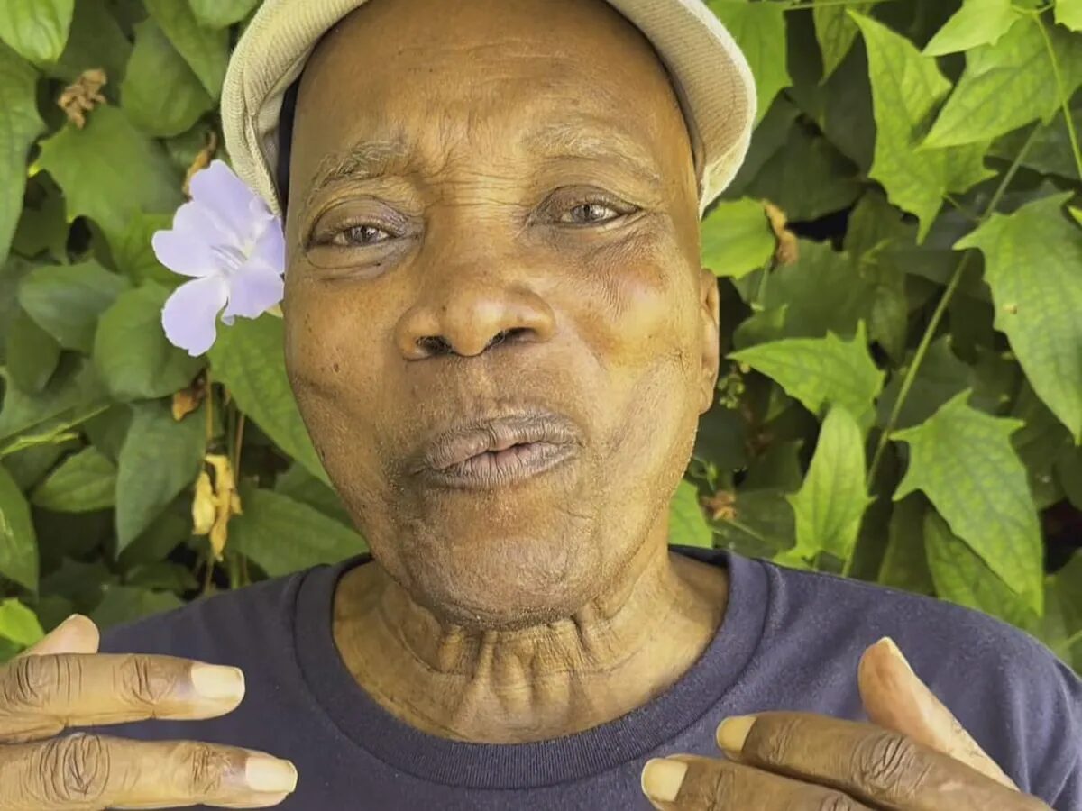 Com Um Flor Na Orelha Milton Nascimento Grava Mensagem De Feliz Ano