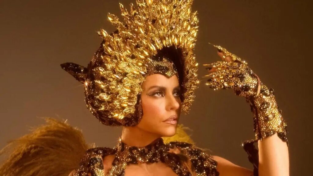 Na Sapucaí, fantasia era controlada pela própria Paolla por meio de um controle remoto