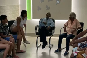 Velorio-sem-caixao-Corpo-de-idoso-e-velado-sentado-numa-cadeira-em-Goias