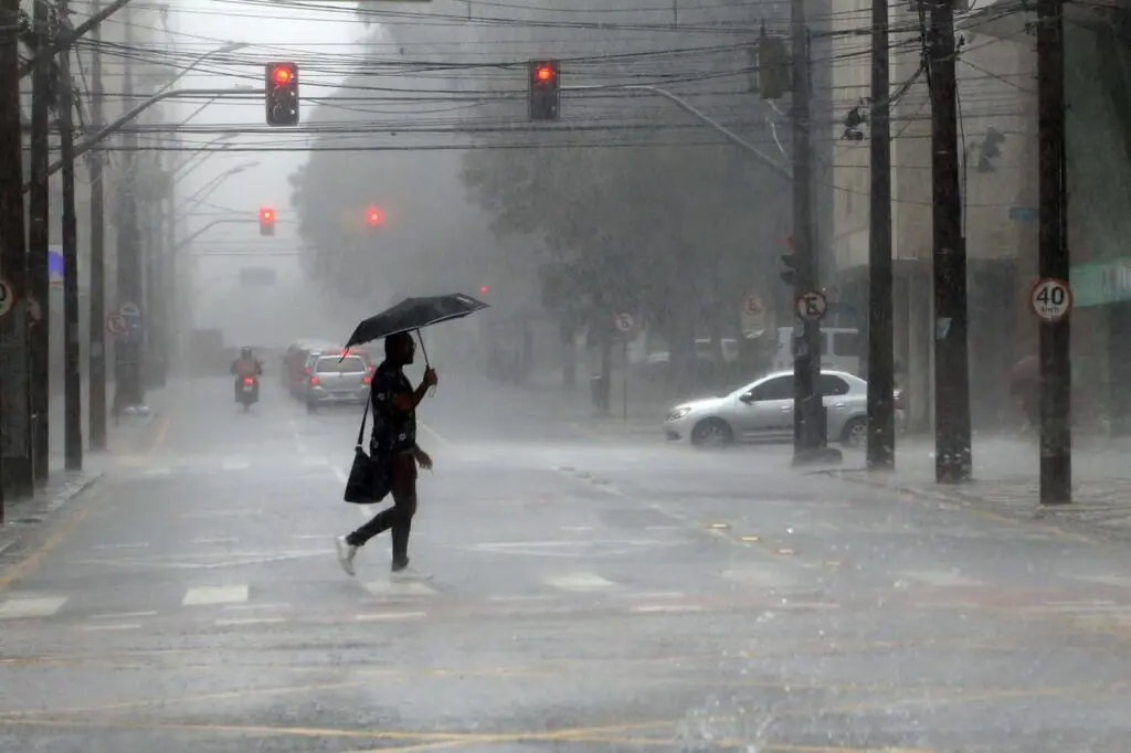 O Instituto Nacional de Meteorologia (Inmet) emitiu um alerta amarelo (perigo potencial) de chuvas intensas para 98 cidades do Paraná