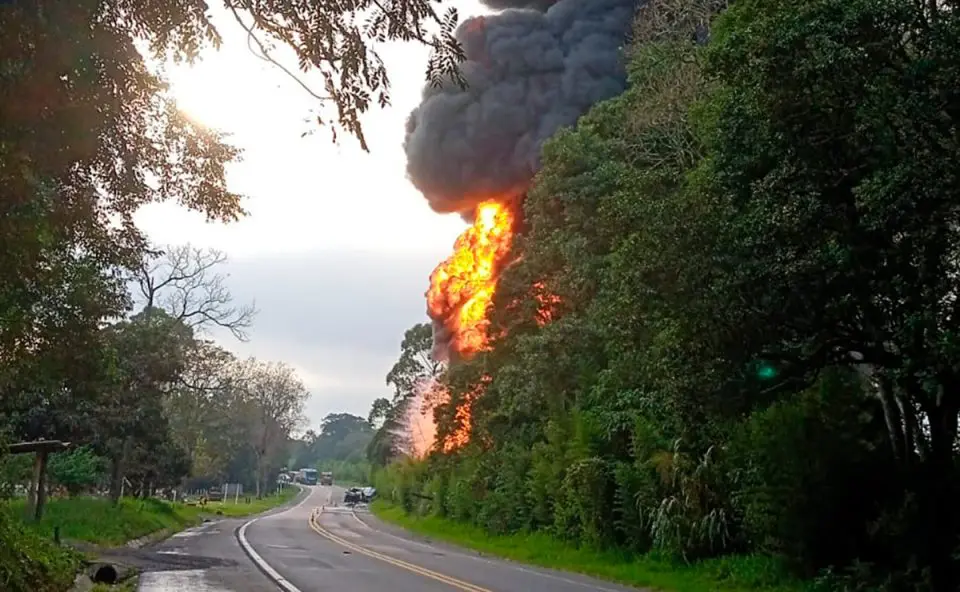 acidente-van-caminhao-lapa-incendio-2-960×592.jpg