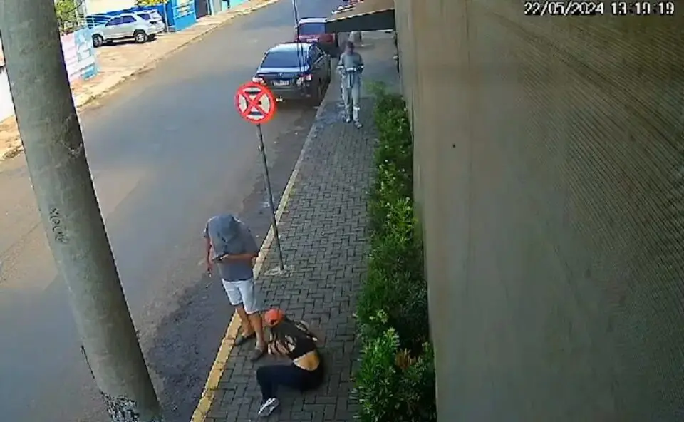 Uma jovem de 23 anos teve ferimentos graves ao ser atingida por ácido em uma rua de Jacarezinho, Norte Pioneiro do Paraná