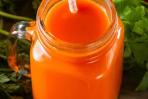 fresh-carrot-smoothie-with-parsley