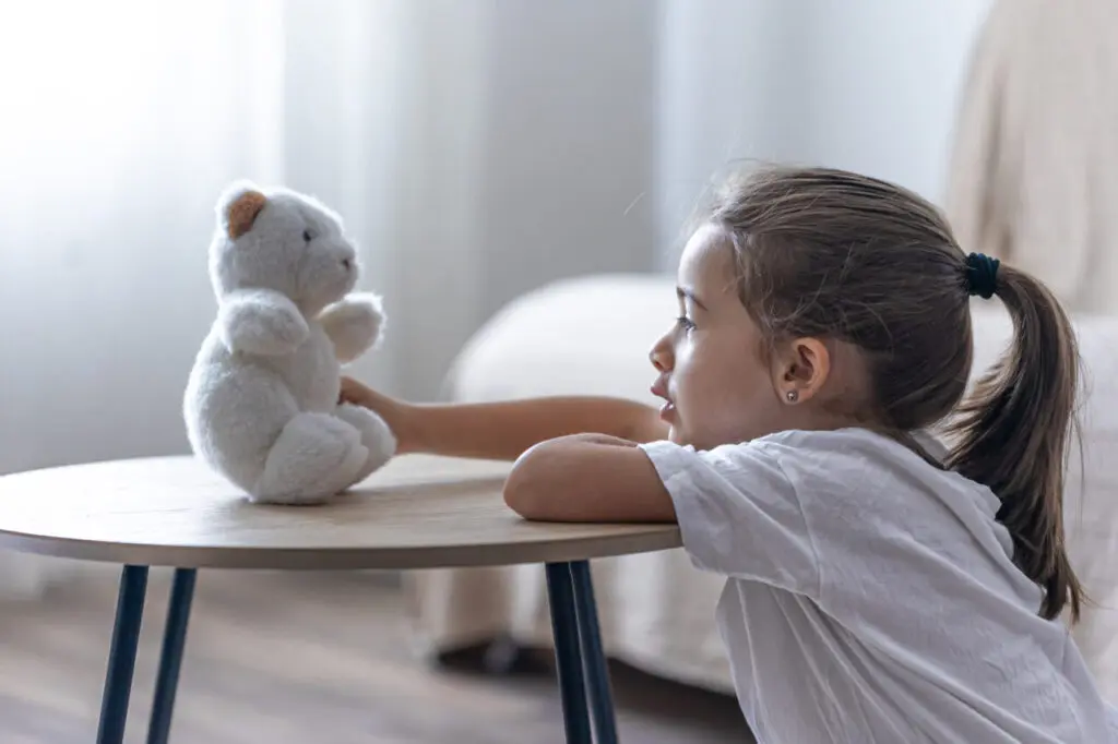 menininha com urso