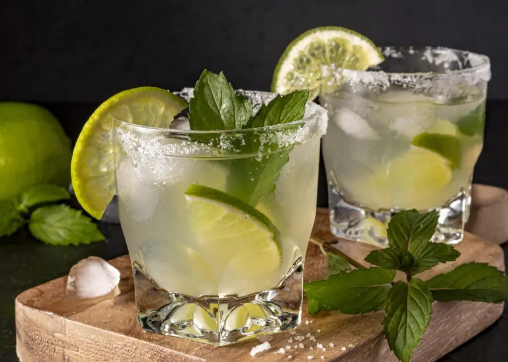 delicious-beverage-with-mint-leaves (1)
