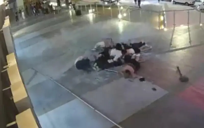 Vídeo flagrou momento em que sacada de vidro quebra e pelo menos 12 pessoas caem de altura de 12 metros.
