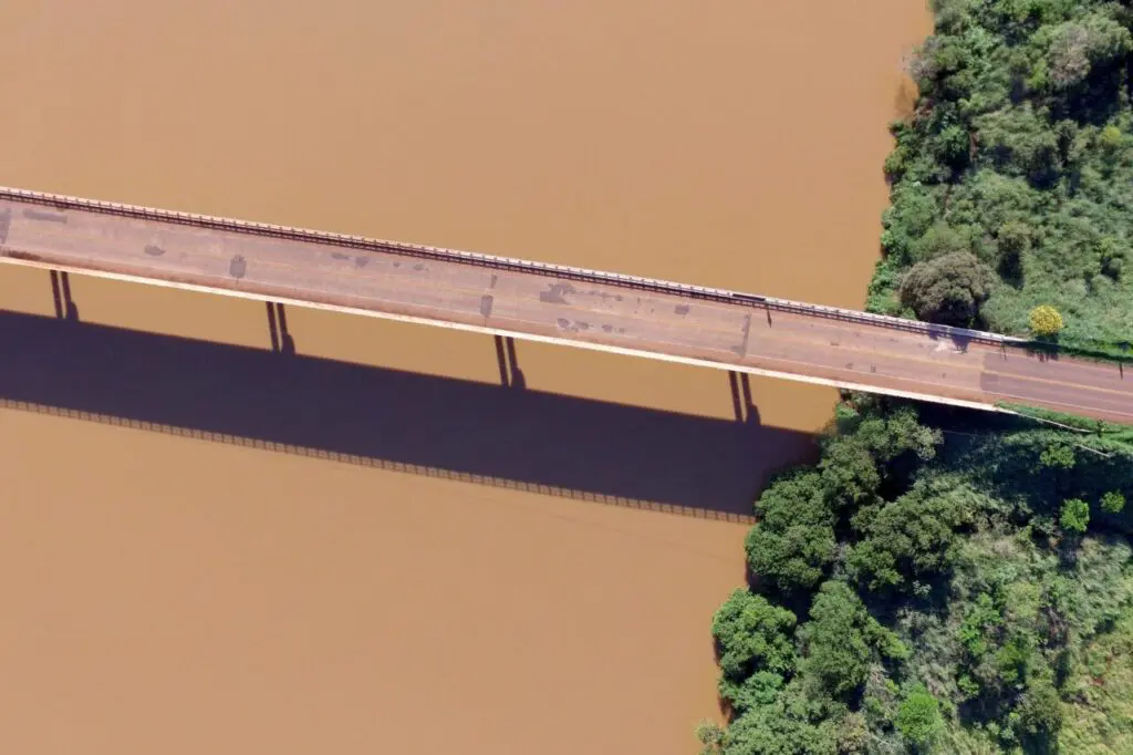ponte sobre o Rio Ivaí no Paraná
