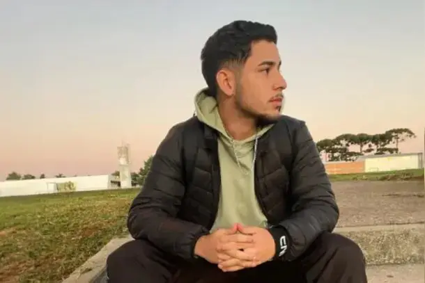 Amigos levam caixão de vítima de acidente para marcar último gol em quadra no Paraná