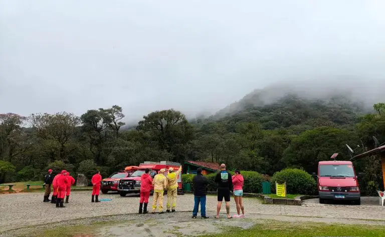 A possível queda de um avião mobiliza equipes de resgate, que foram acionadas e estão a caminho de Morretes, no litoral do Paraná.