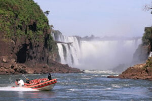 é um dos destinos turísticos mais importantes do Brasil e o mais visitado do Paraná. 