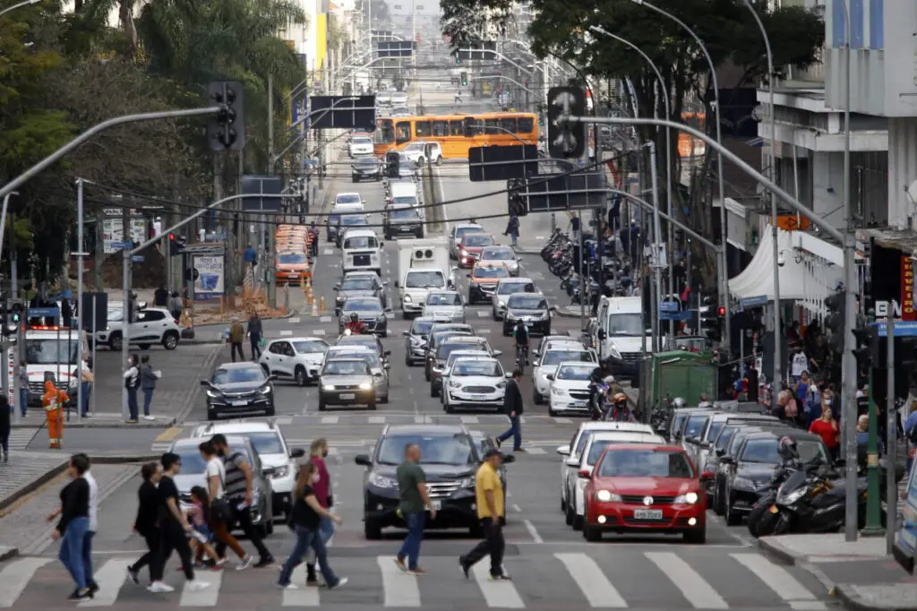 Trânsito – carros – ruas de curitiba com movimento intenso de carros – congestionamento nas ruas do centro de Curitiba – IPVA – licenciamento –
