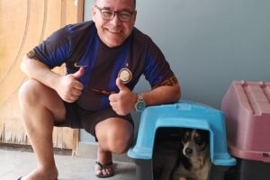 O vigilante Samuel Alves Moreira adotou o cachorro que passou meses no H.U esperando a volta do dono. / Foto: arquivo pessoal