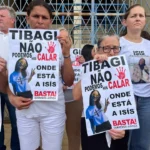 Familia-da-jovem-fez-um-protesto-silencioso-pedind-00928508-0-202410250642-ScaleDownProportional