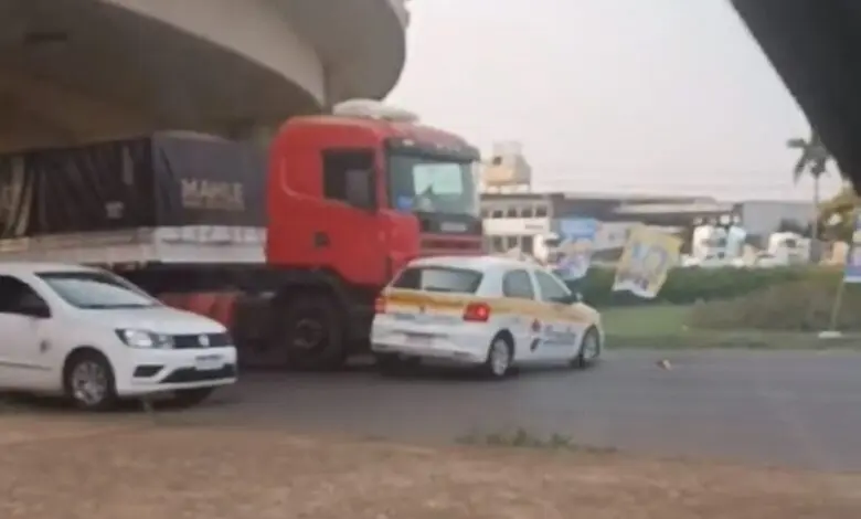 carro-de-autoescola-e-arrastado-por-carreta-na-avenida-colombo-entre-maringa-e-sarandi-780×470-transformed