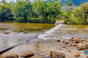 Ponte-invertida-do-Rio-Sao-Joao-Guaratuba-carro