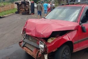 Um Uno teria cruzado a via, atingido a lateral de uma caminhonete, que chegou a capotar duas vezes. O Corpo de Bombeiros foi acionado para dar apoio a ocorrência.