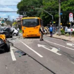 onibus-desgovernado-bate-10-carros-curitiba-960×592.jpg