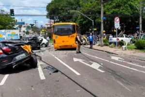 onibus-desgovernado-bate-10-carros-curitiba-960×592.jpg