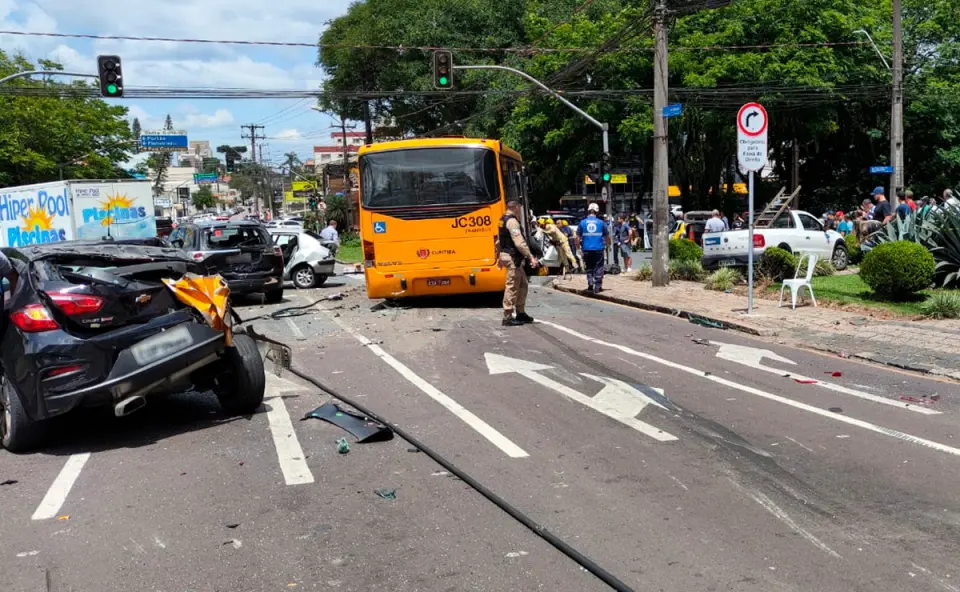 onibus-desgovernado-bate-10-carros-curitiba-960×592.jpg