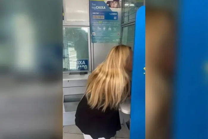 mulher fazendo aposta na Mega da Virada