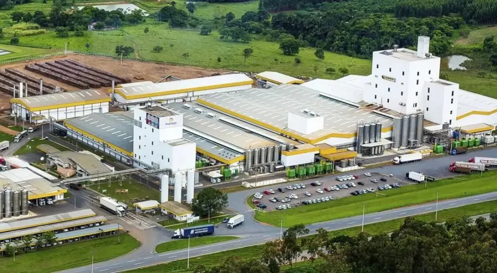 A nova fábrica no Paraná terá investimento de R$ 612 milhões para fabricação de whey protein, lactose em pó, queijo muçarela e manteiga.