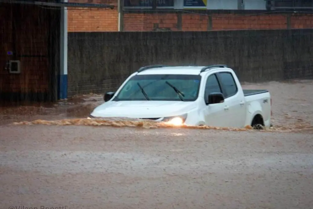 O Inmet emitiu um alerta de chuvas intensas para 257 cidades do Paraná. O aviso é válido até 10h desta quarta-feira, 29.