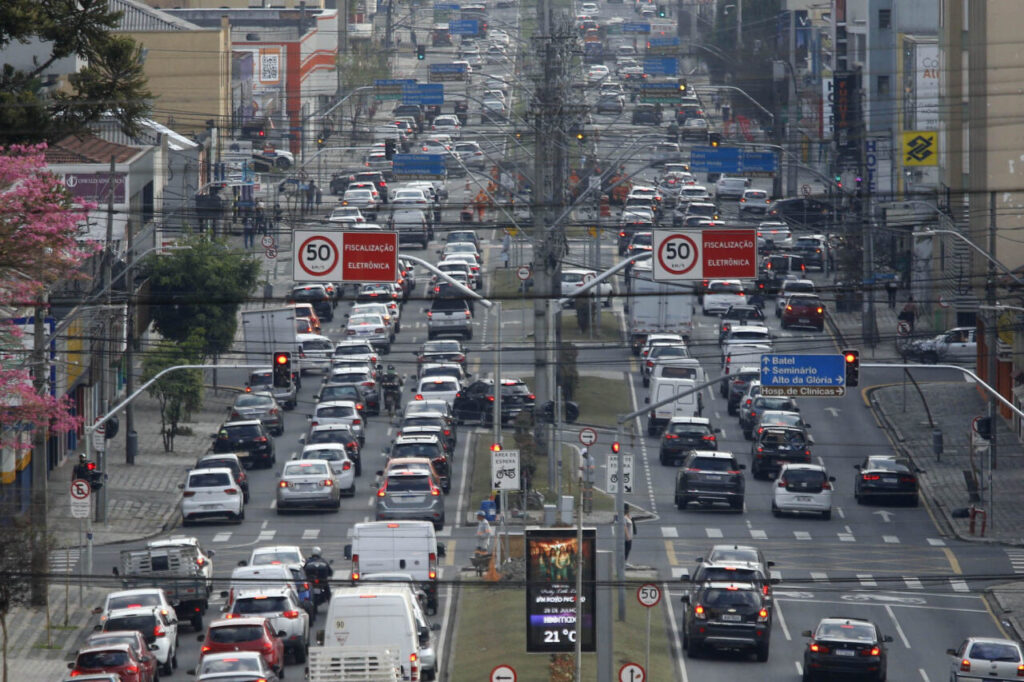 Trânsito – carros – ruas de curitiba com movimento intenso de carros – congestionamento nas ruas do centro de Curitiba – IPVA – licenciamento –