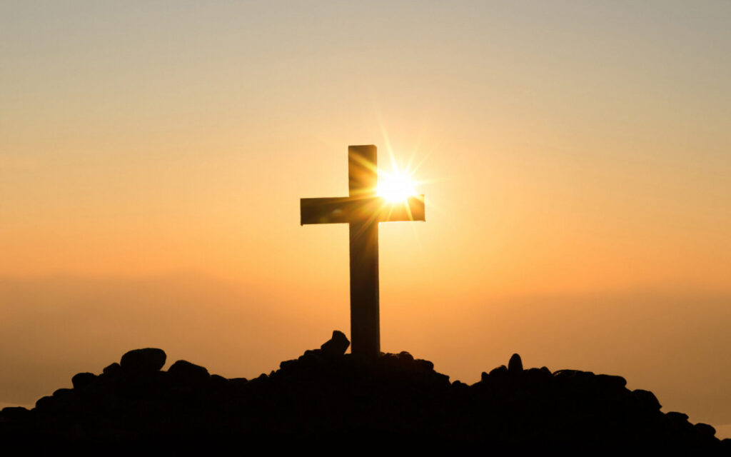 1_conceito_de_ressurreicao_crucificacao_de_jesus_cristo_cruz_ao_por_do_sol_scaled-35809868
