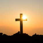 1_conceito_de_ressurreicao_crucificacao_de_jesus_cristo_cruz_ao_por_do_sol_scaled-35809868
