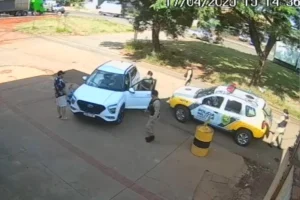 Vídeo árvore cai e atinge caminhonete em movimento no centro de Maringá (1)