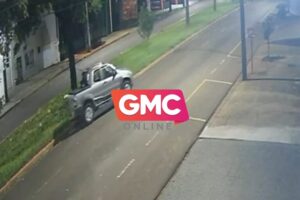 Vídeo árvore cai e atinge caminhonete em movimento no centro de Maringá (3)